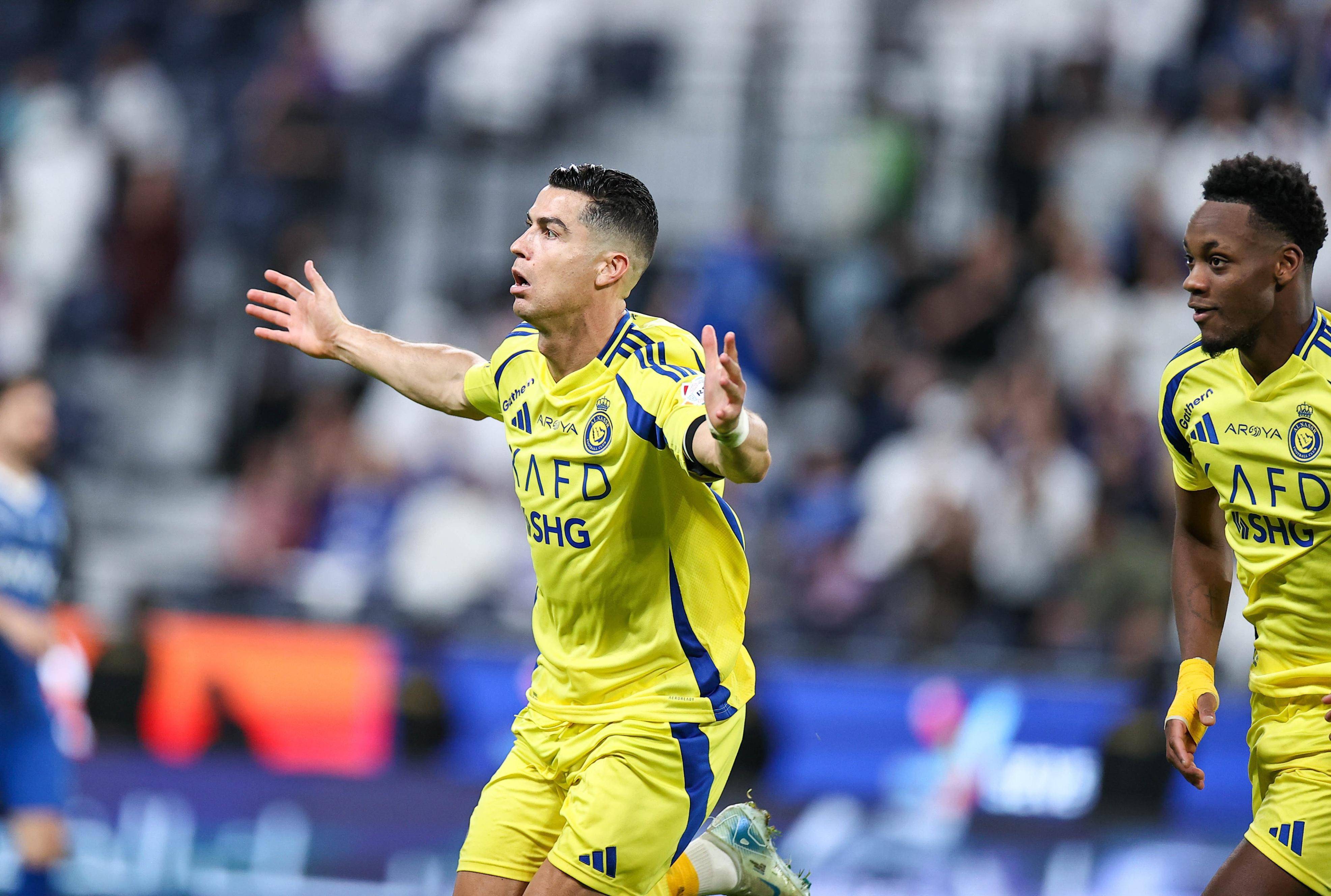 爱游戏-包含C罗在老鹰比赛中重返赛场，险胜引发热议！观众掌声雷动的词条-爱游戏